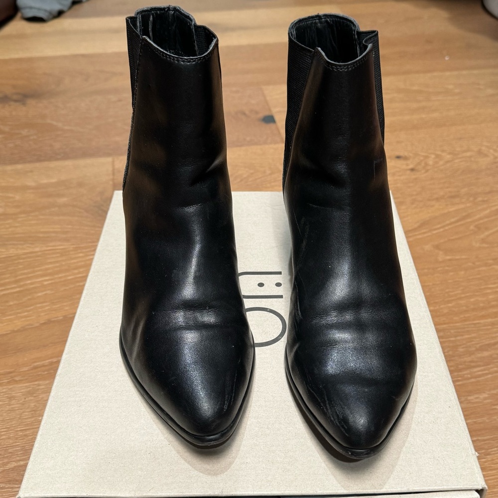 Urban Outfitters Chelsea Boots Size 9